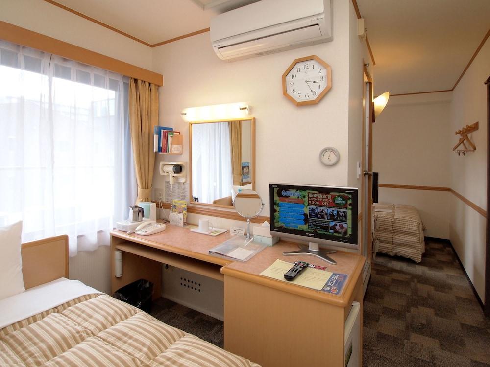 Toyoko Inn Okayama Eki Nishi Guchi Hiroba Exterior photo