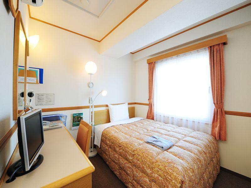 Toyoko Inn Okayama Eki Nishi Guchi Hiroba Exterior photo